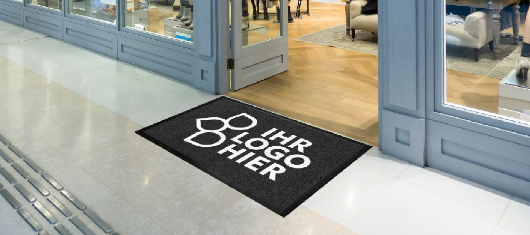 Sauberlaufmatte vor dem Eingangsbereichs eines Shops