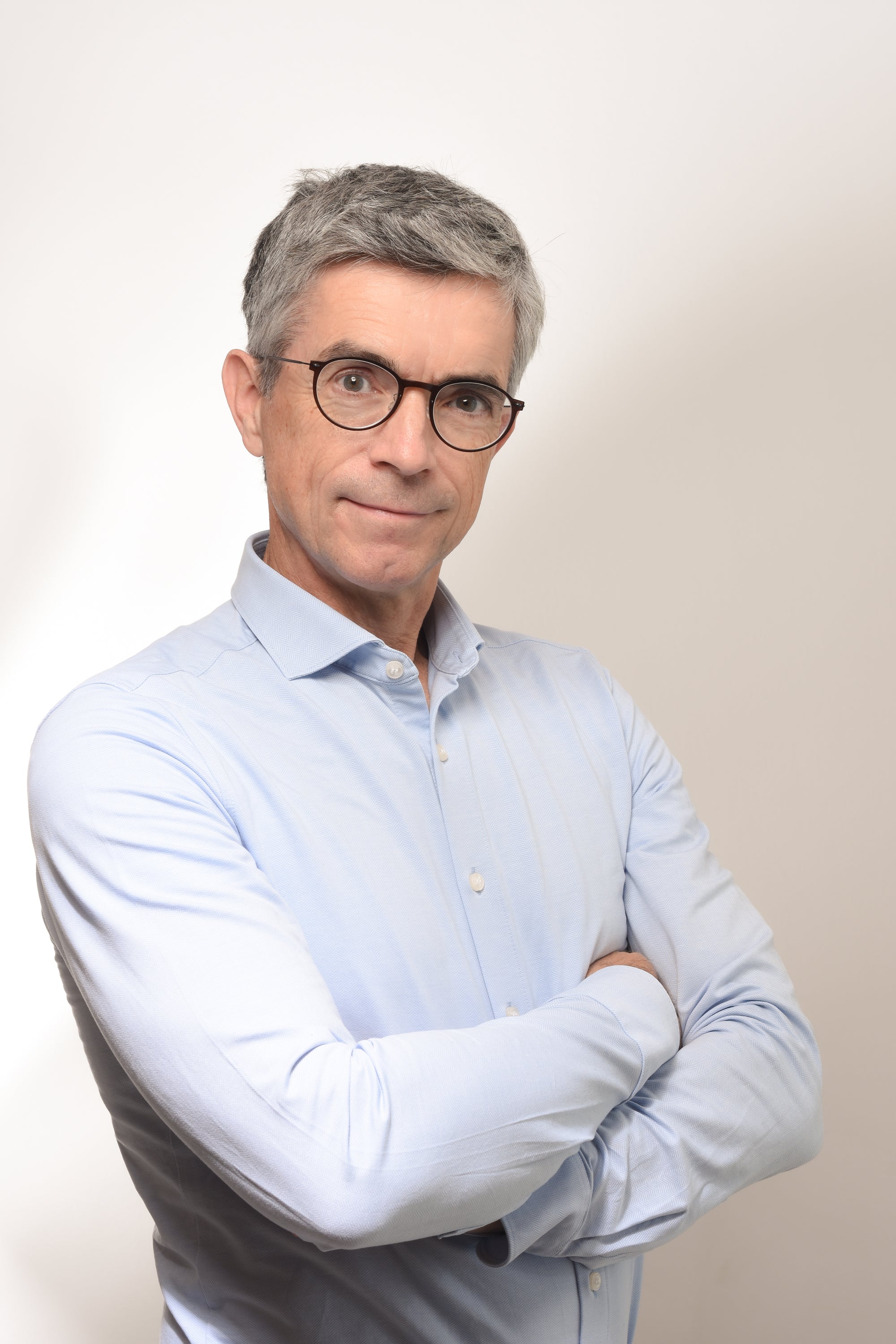 Geschäftsführer von entrada vor rauem Hintergrund