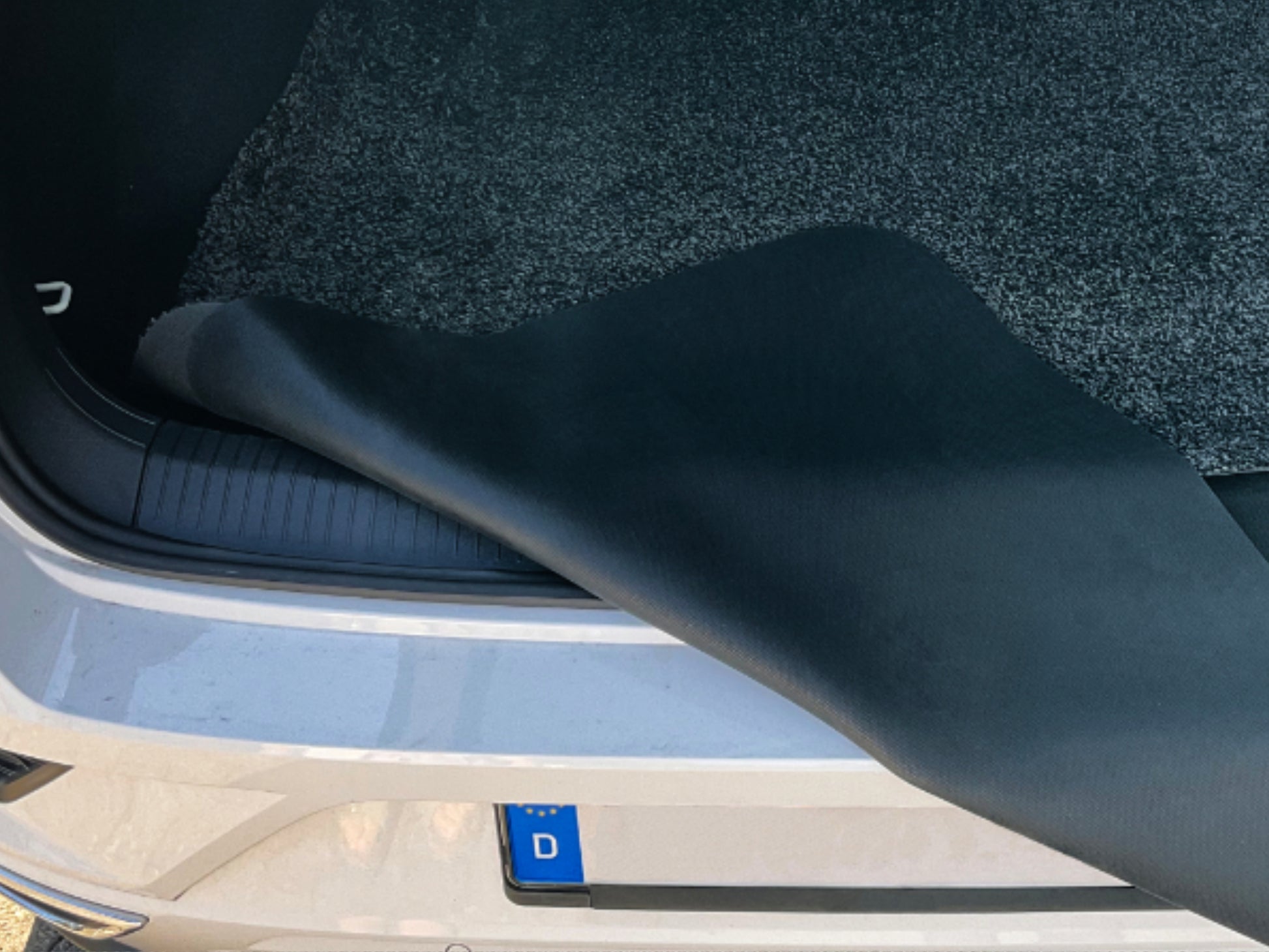 Kofferraummatte liegt im Auto und schützt Stoßstange