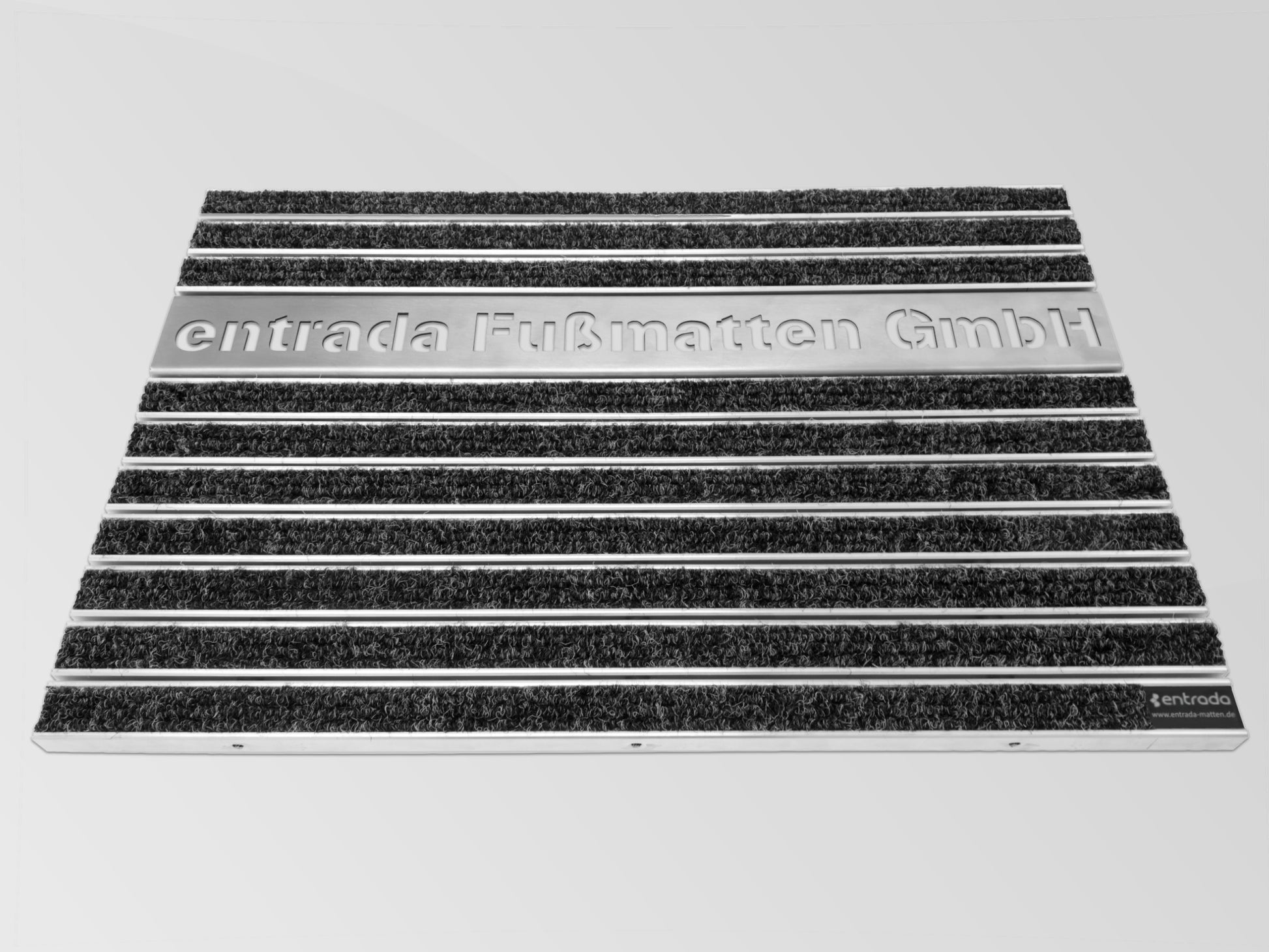 Aus der Vogelperspektive: Aluprofilmatte mit Lasergravur Schriftzug entrada Fußmatten