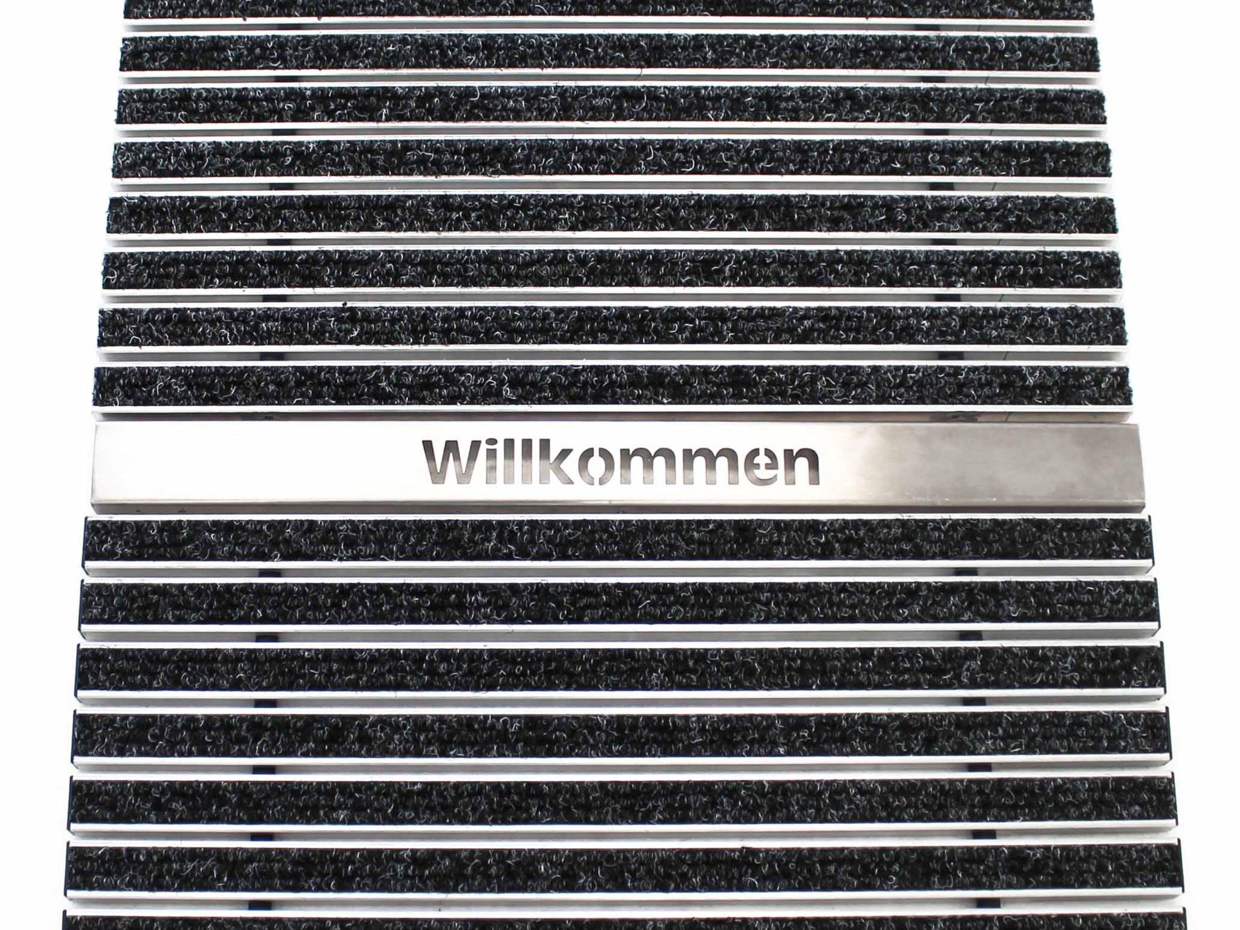 Willkommen als Schriftzug auf einer Aluprofilmatte