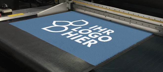 Bedruckte Logomatte in blau mit der Aufschrift Ihr Logo hier in der Produktion.