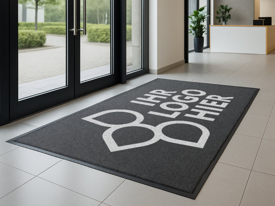 Logomatte mit dem Aufdruck IHR LOGO HIER und einem Blütenmoti