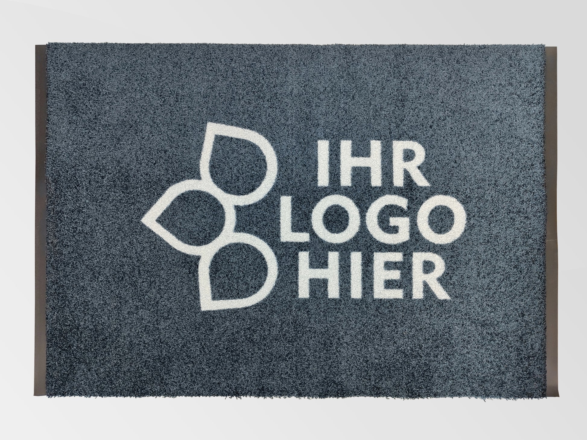 Extra lange Logomatte Grau mit weißer Schrift von oben