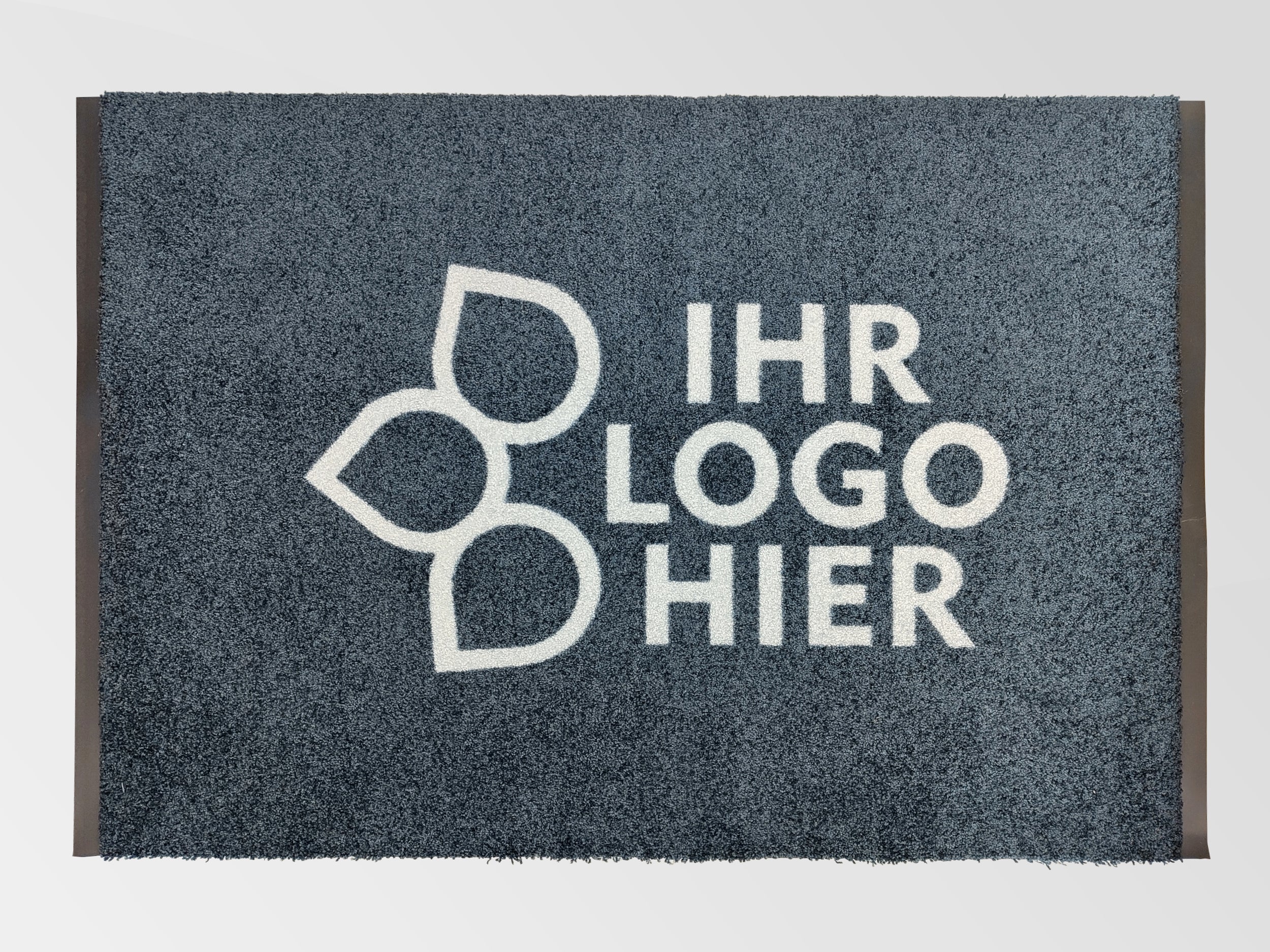 Extra lange Logomatte Grau mit weißer Schrift von oben