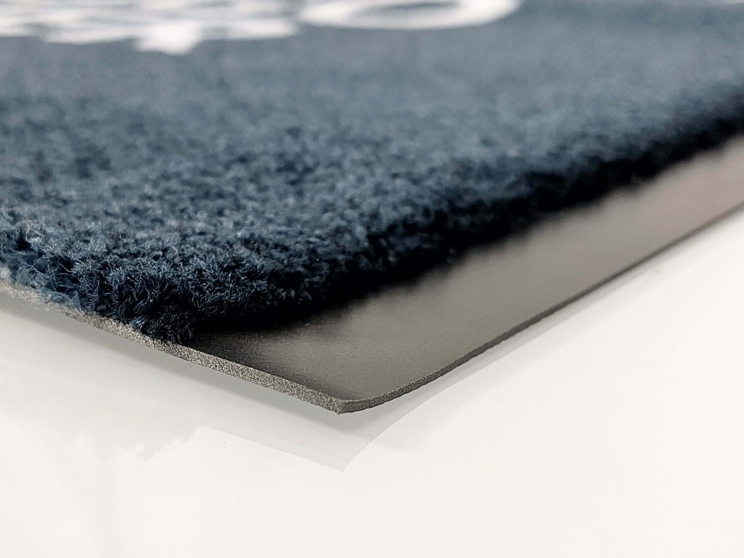 Ecke einer extra langen Logomatte mit schwarzen PVC Rand und grauen Floor