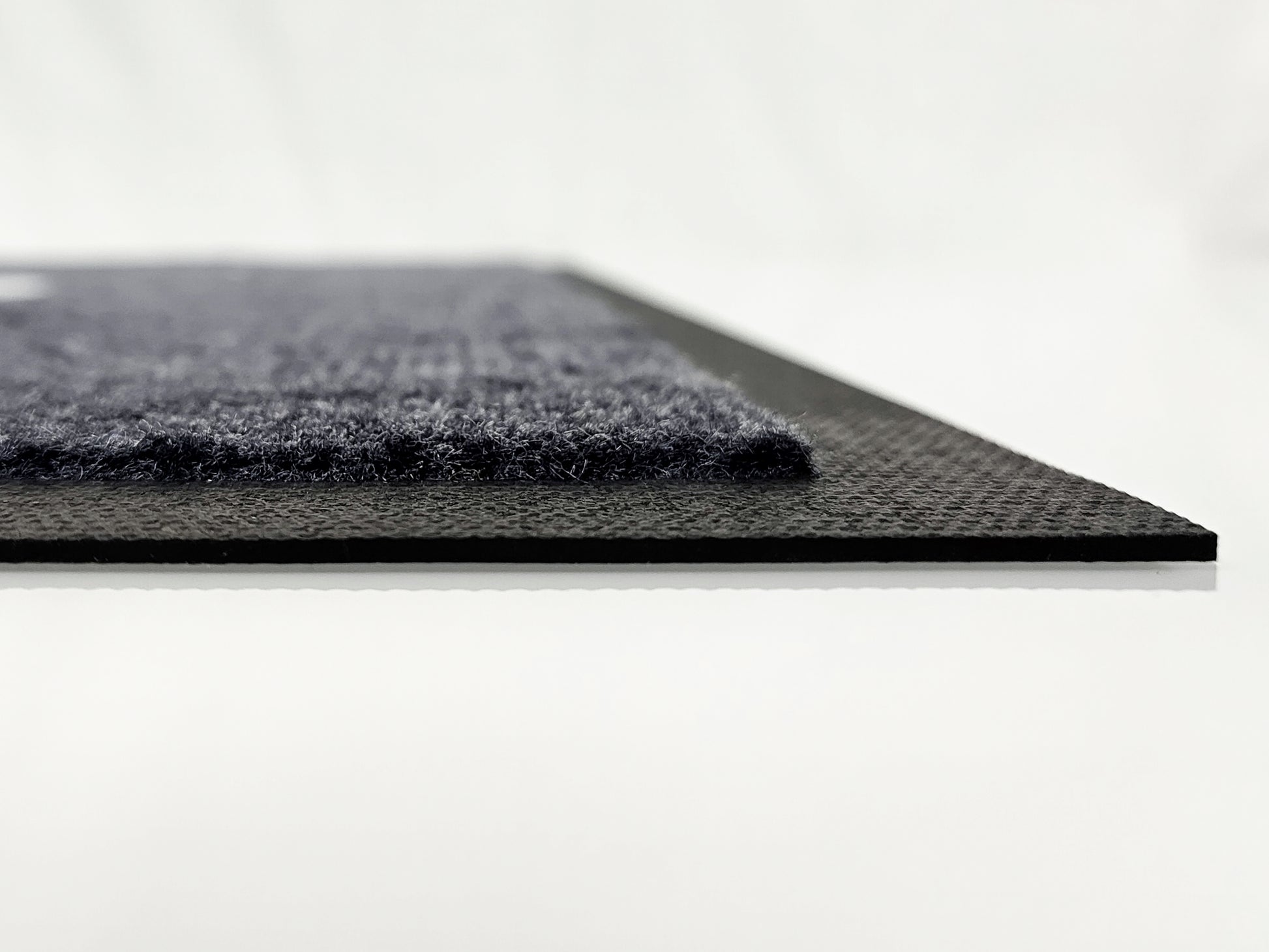 Aufnahme aus dem Profil: Graue Logomatte mit schwarzen Rand