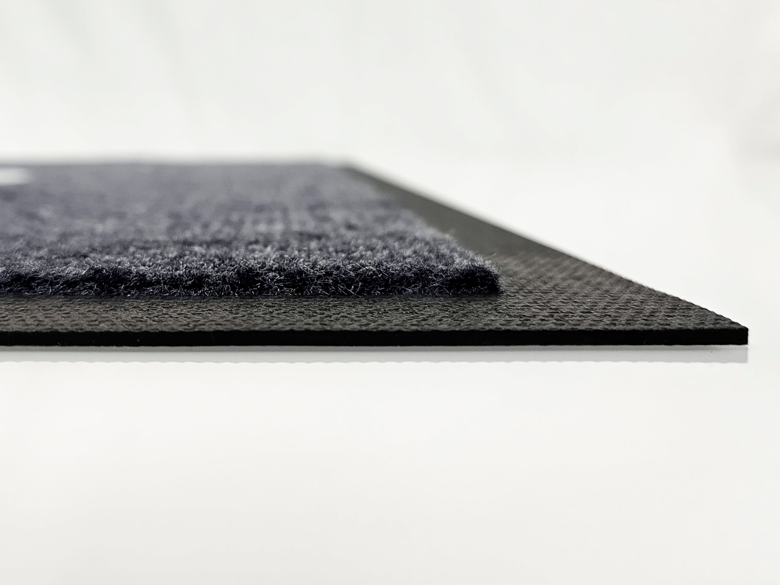 Aufnahme aus dem Profil: Graue Logomatte mit schwarzen Rand