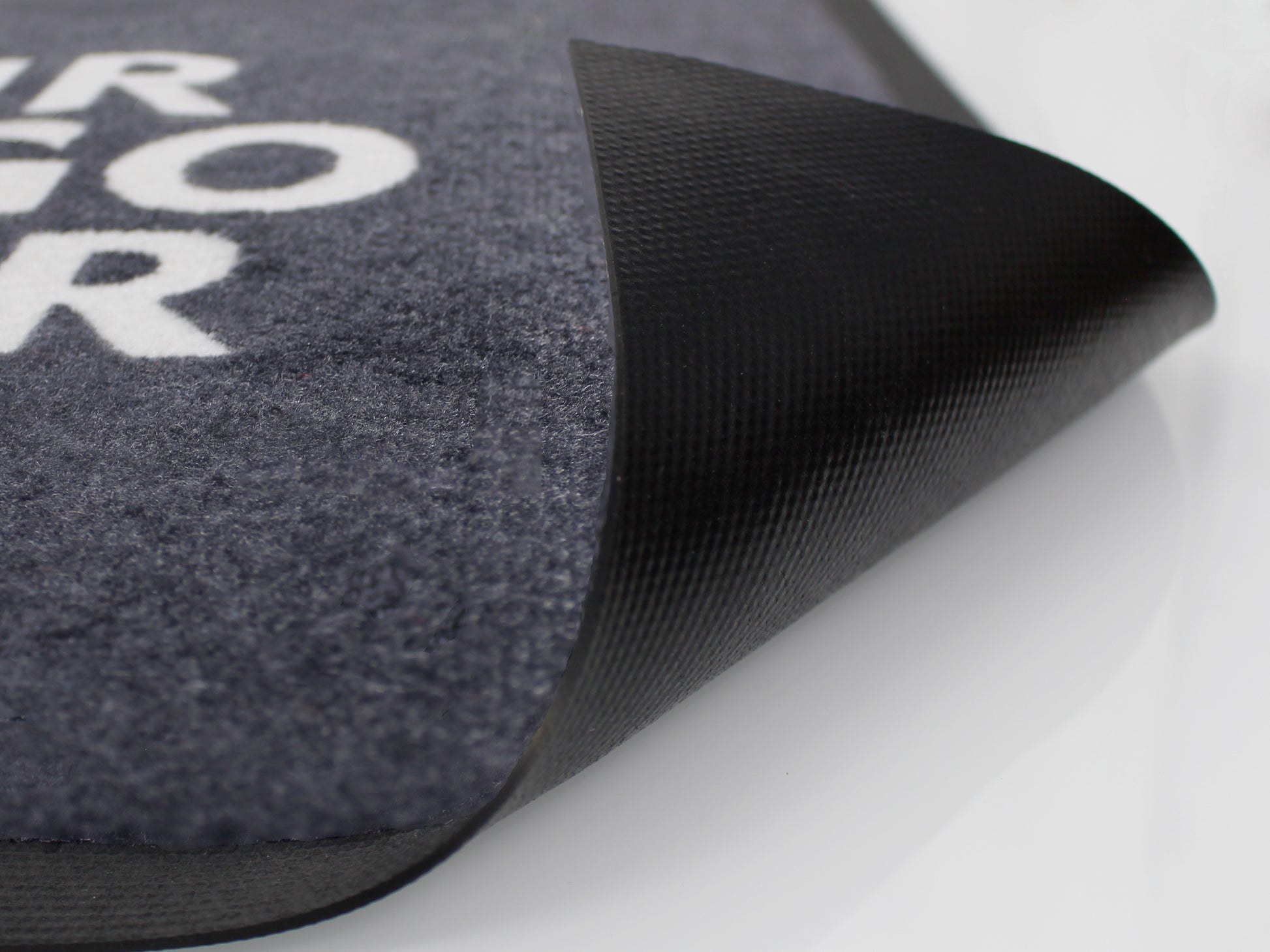 Umgeklappter Rücken in Schwarz einer Logomatte mit grauen Floor und weißer Schrift