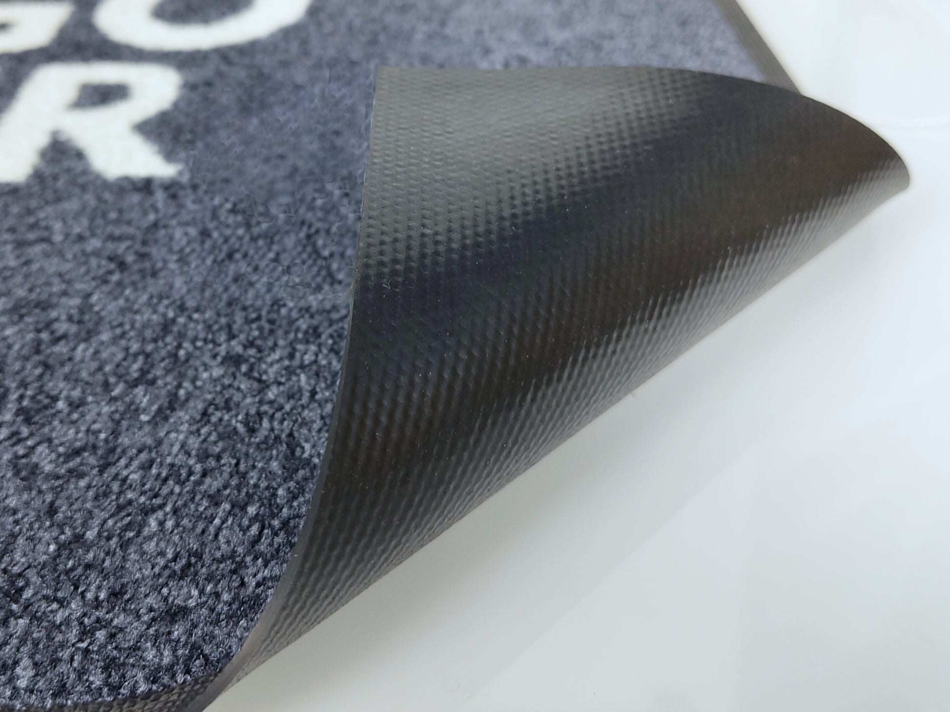 Logomatte umgeklappt: Rücken aus schwarzen Nytrilgummi sichtbar