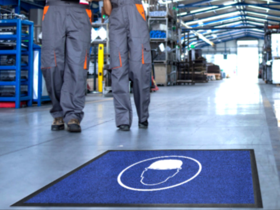 Logomatte mit Helmmotiv in einer Lagerhalle