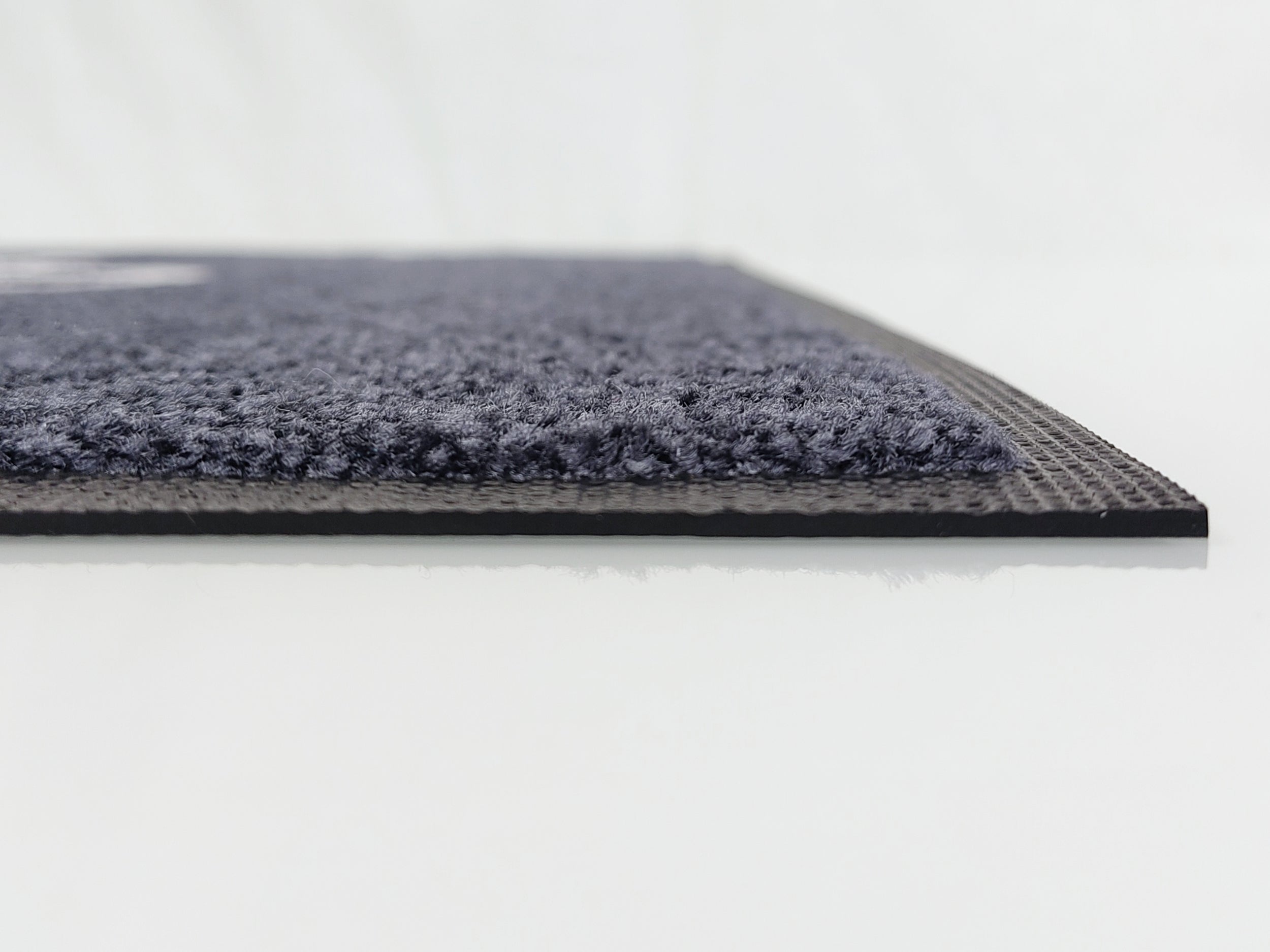 Logomatte anthrazit aus dem Profil: dünne Matte mit schwarzen Rand