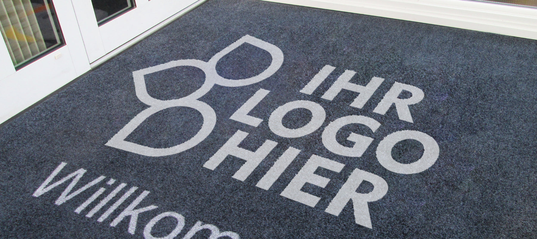 Logomatte im Innenbereich in der Nahaufnahme