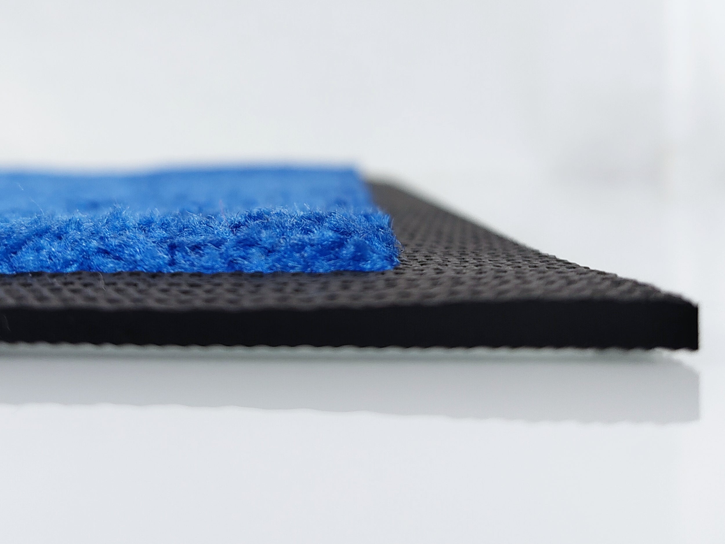 Aufnahme aus dem Profil: Blaue Logomatte mit schwarzen Rand