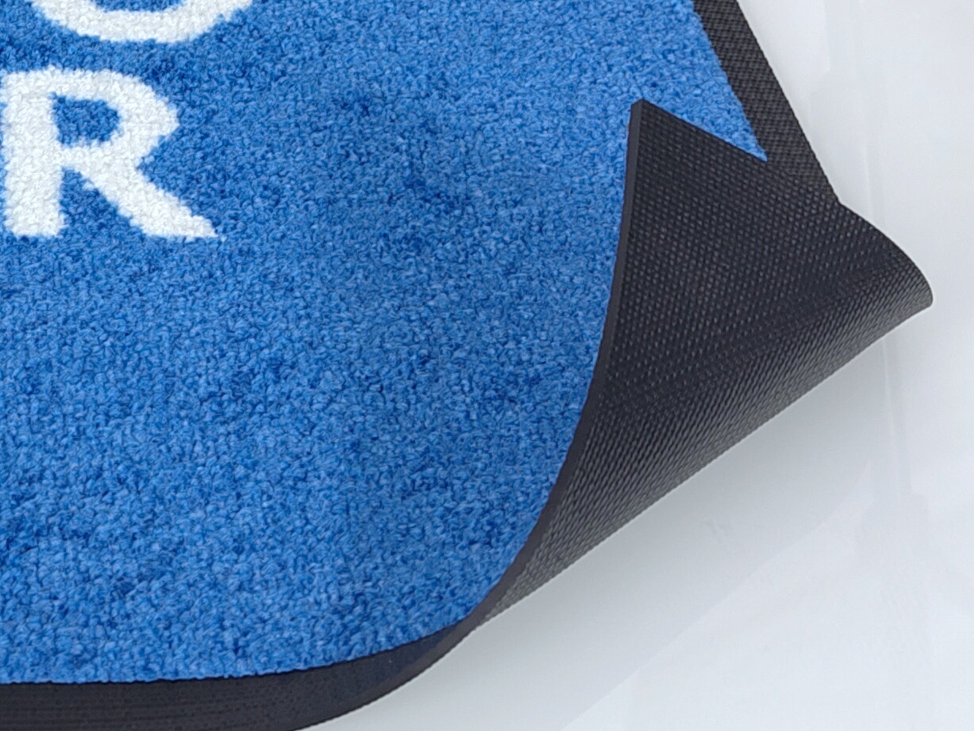 Aufnahme des umgeklappten Rückenmaterials einer blauen Logomatte