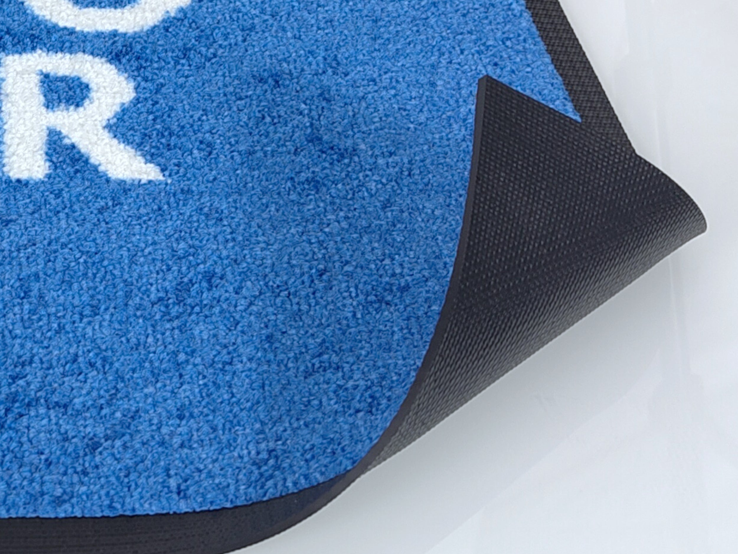 Aufnahme des umgeklappten Rückenmaterials einer blauen Logomatte