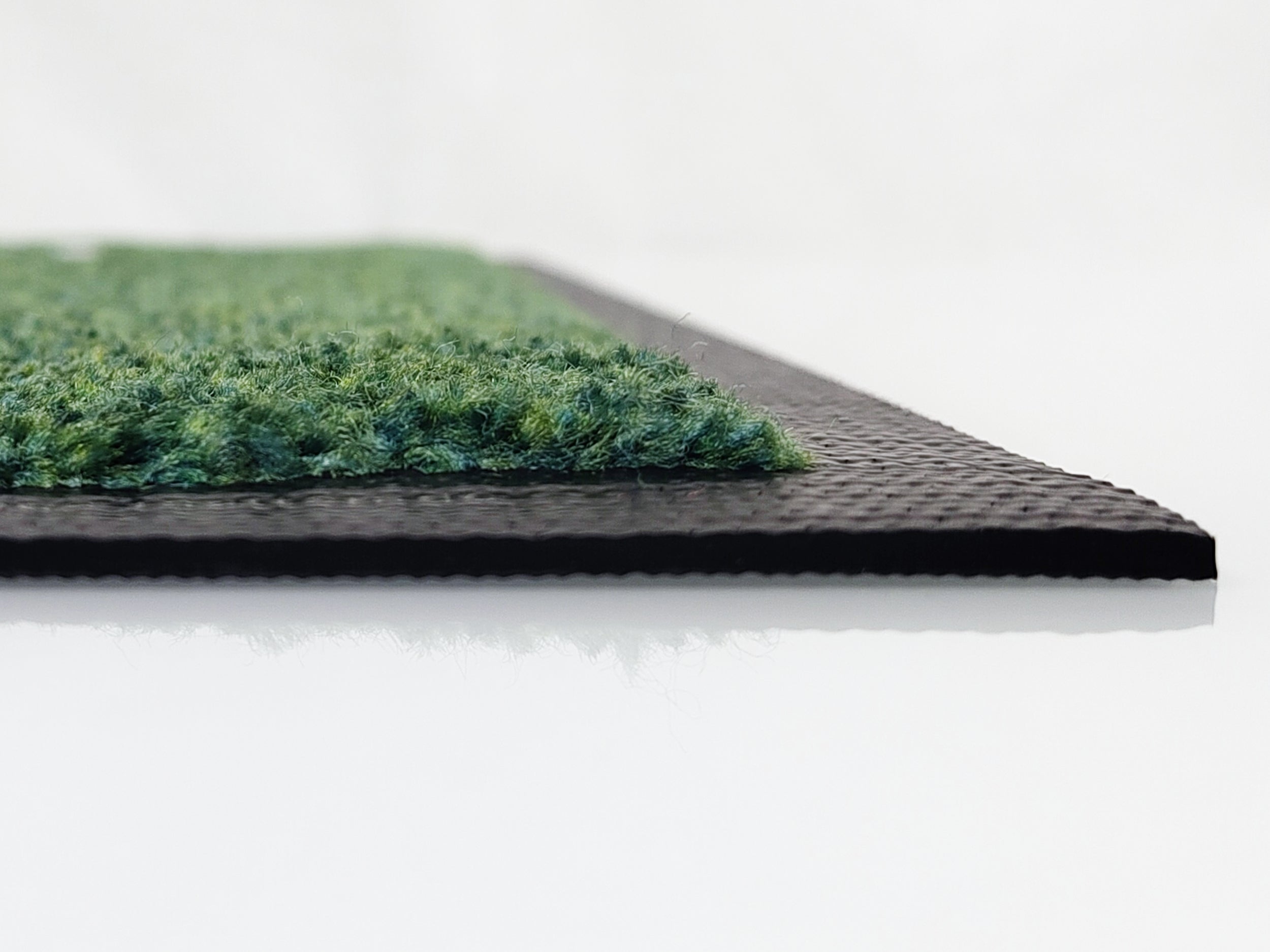 Aufnahme aus dem Profil: Grüne Logomatte mit schwarzen Rand