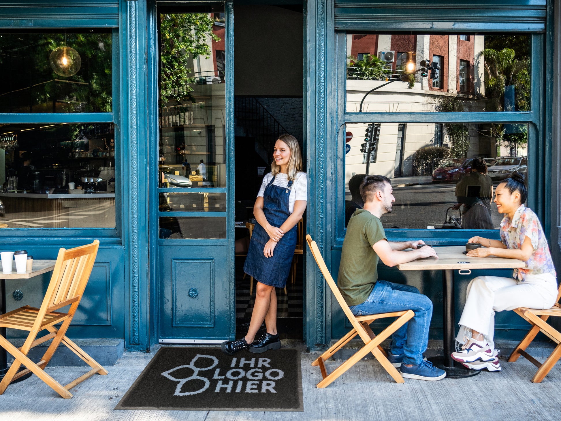 Logomatte mit individuellen Schriftzug liegt vor Cafe
