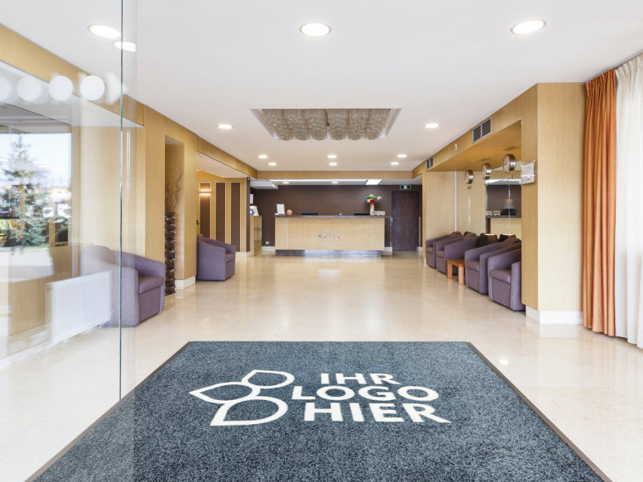 Eingangsmatte mit Logo im Eingangsbereiches eines Hotels