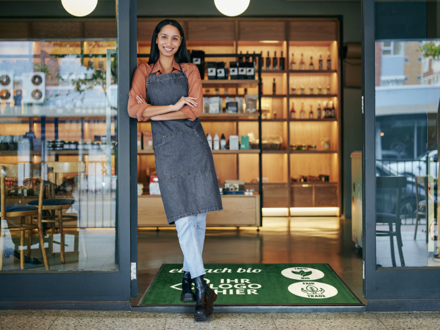 Logomatte mit recyceltem Garn im Eingang eines Bioladens