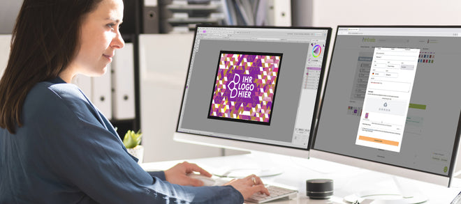 Frau gestaltet am PC ein eigenes Motiv einer Fußmatte.