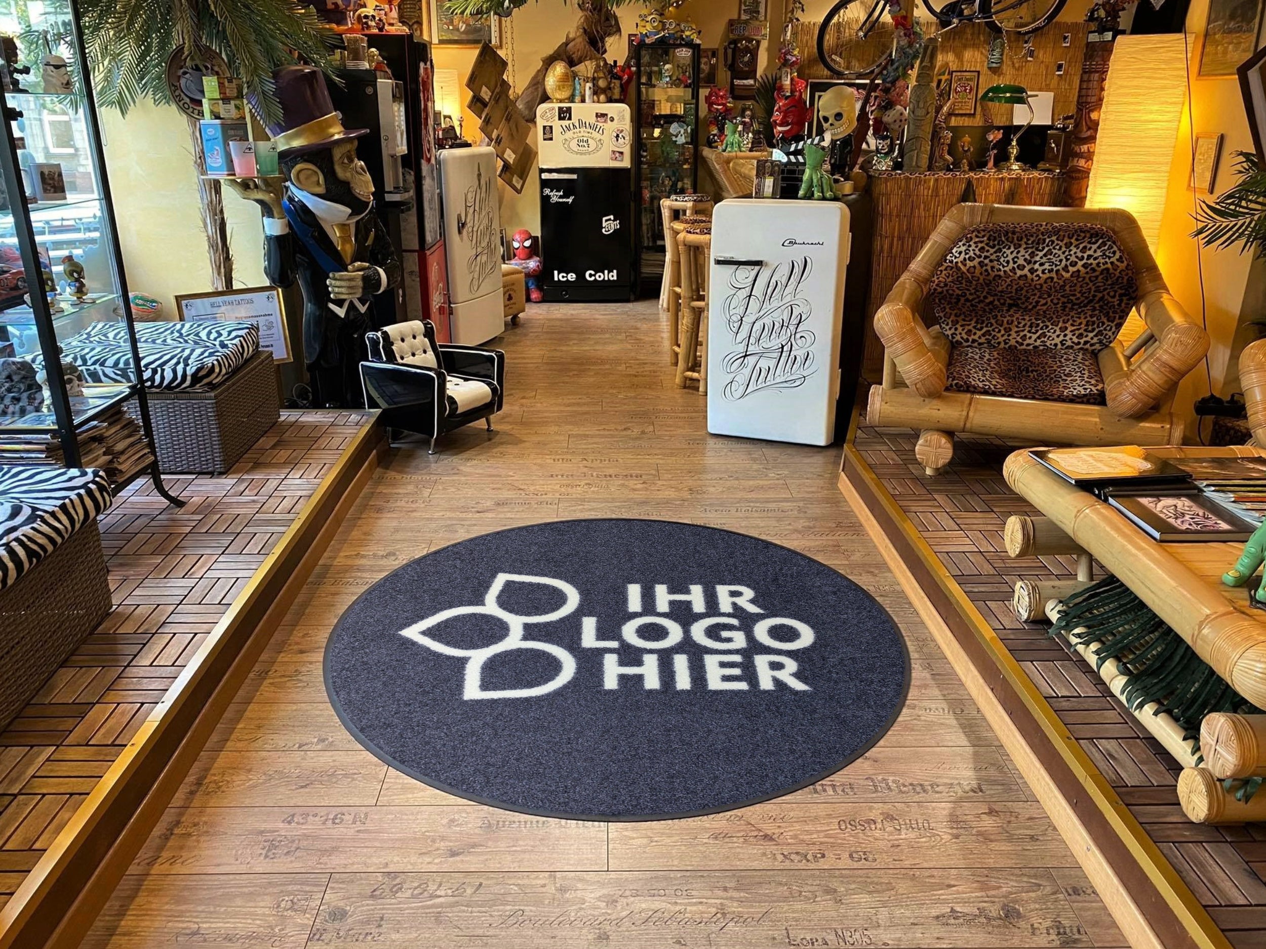 Runde Logomatte anthrazit liegt in Tattoo Shop aus