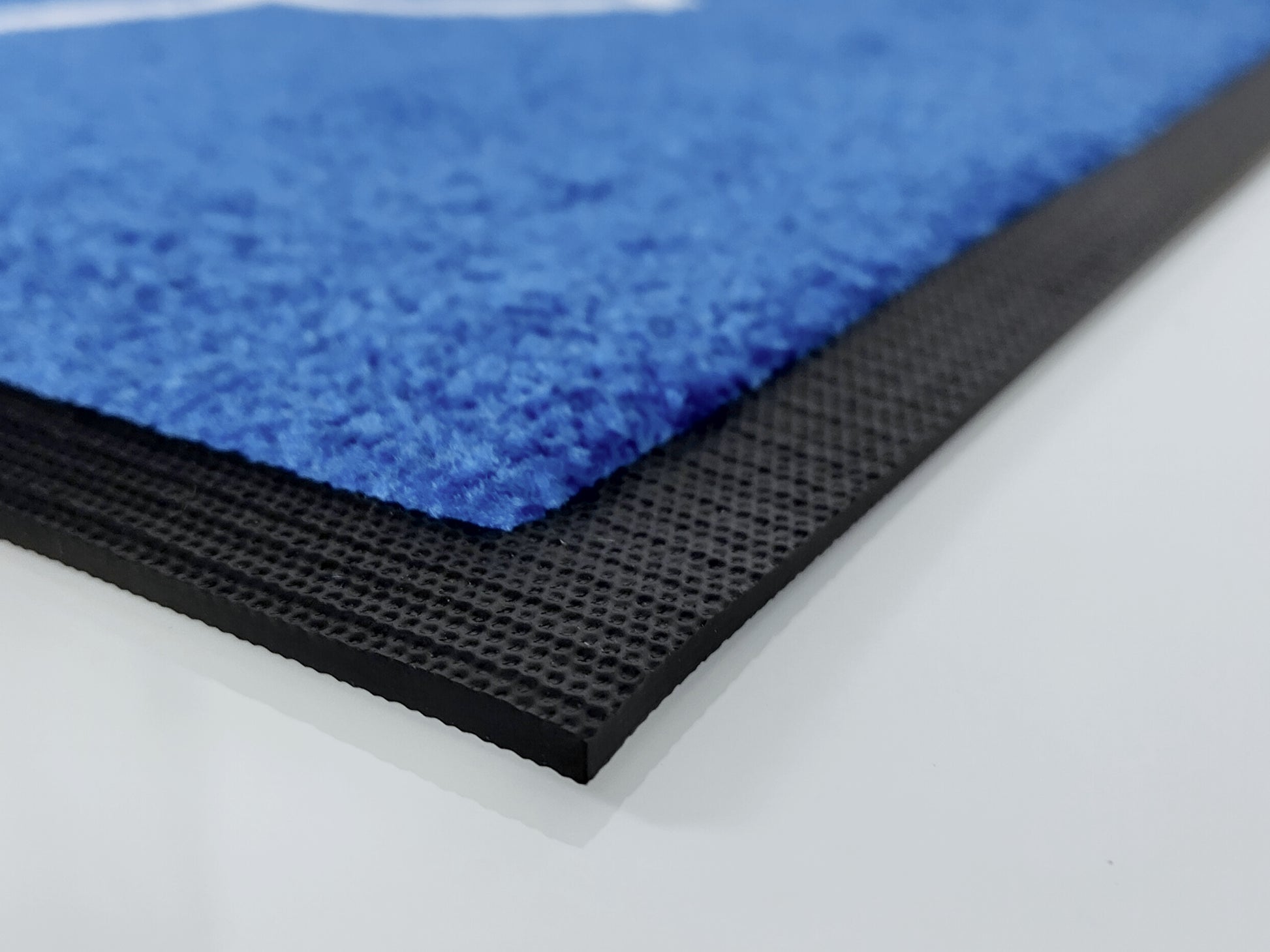 Nahaufnahme Rand in Schwarz einer blauen und schnell lieferbaren Logomatte