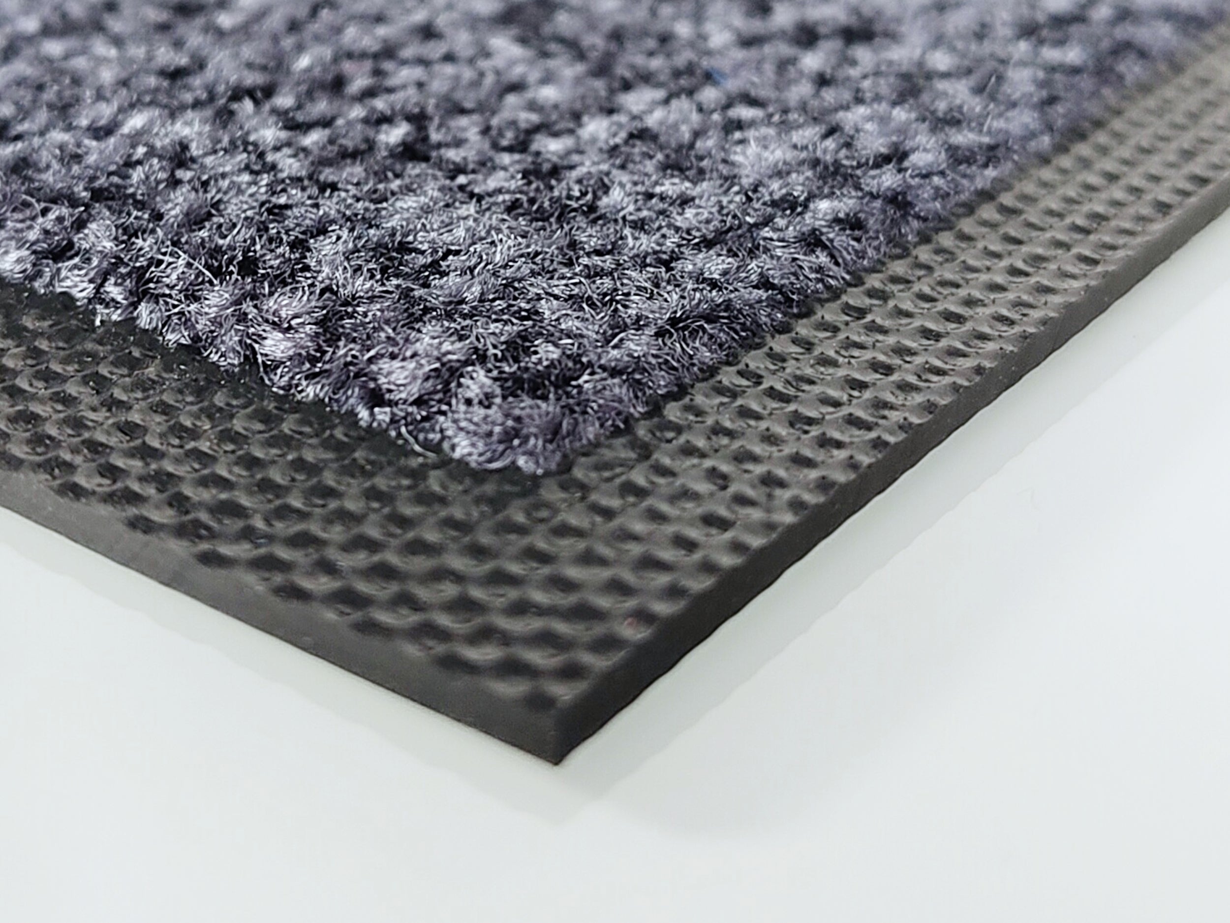 Schwarzer Rand einer Logomatte in Dunkelgrau