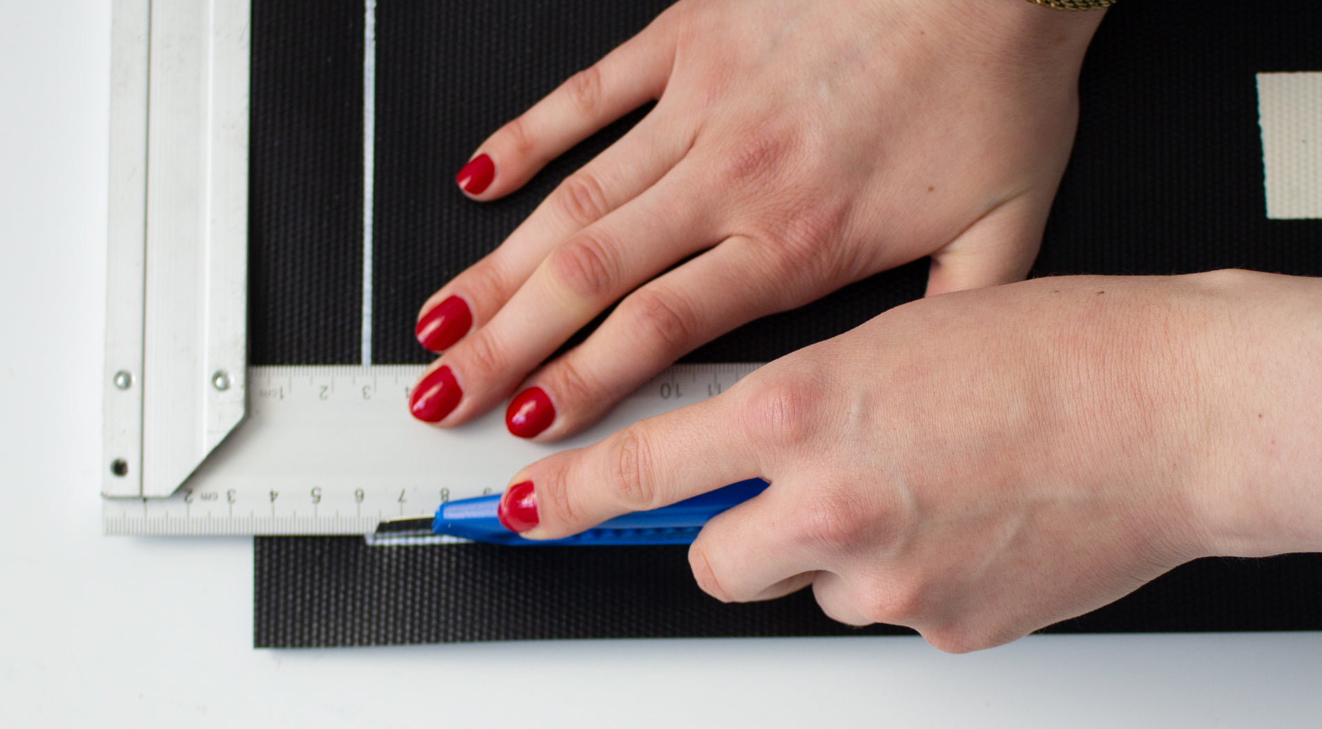 Bild einer Dchutzfangmatte die zugeschnitten wird