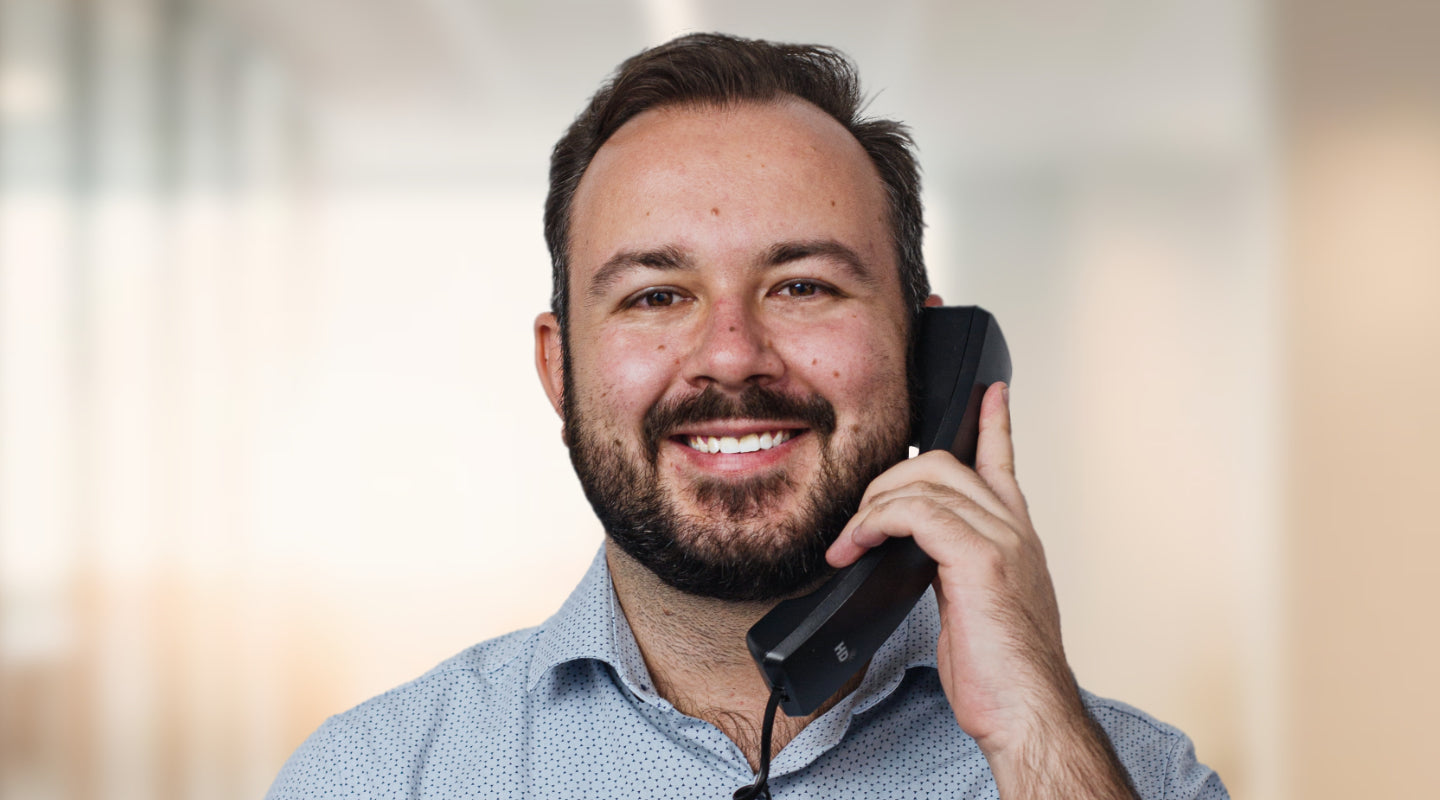 freundlicher Mitarbeiter am Telefon