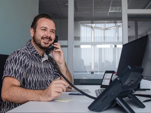 Sympatuscher Mitarbeiter berät am Telefon
