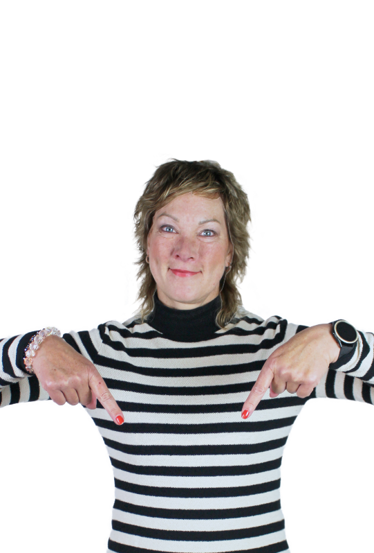 Sympatische Mitarbeiterin zeigt mit ihren FIngern nach unten zum Button