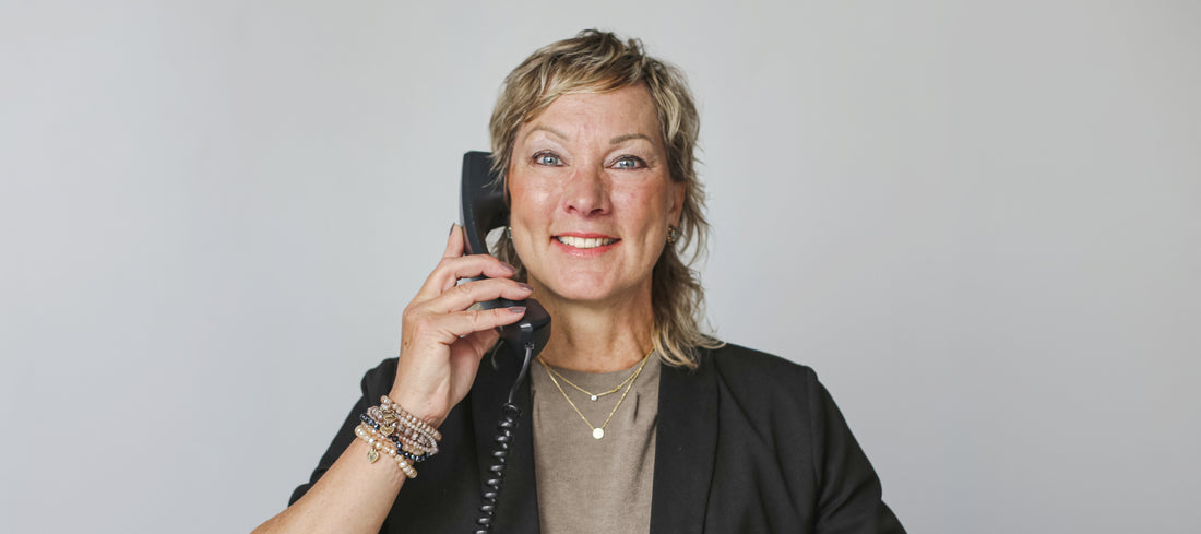 Freundliche Mitarbeiterin die telefoniert