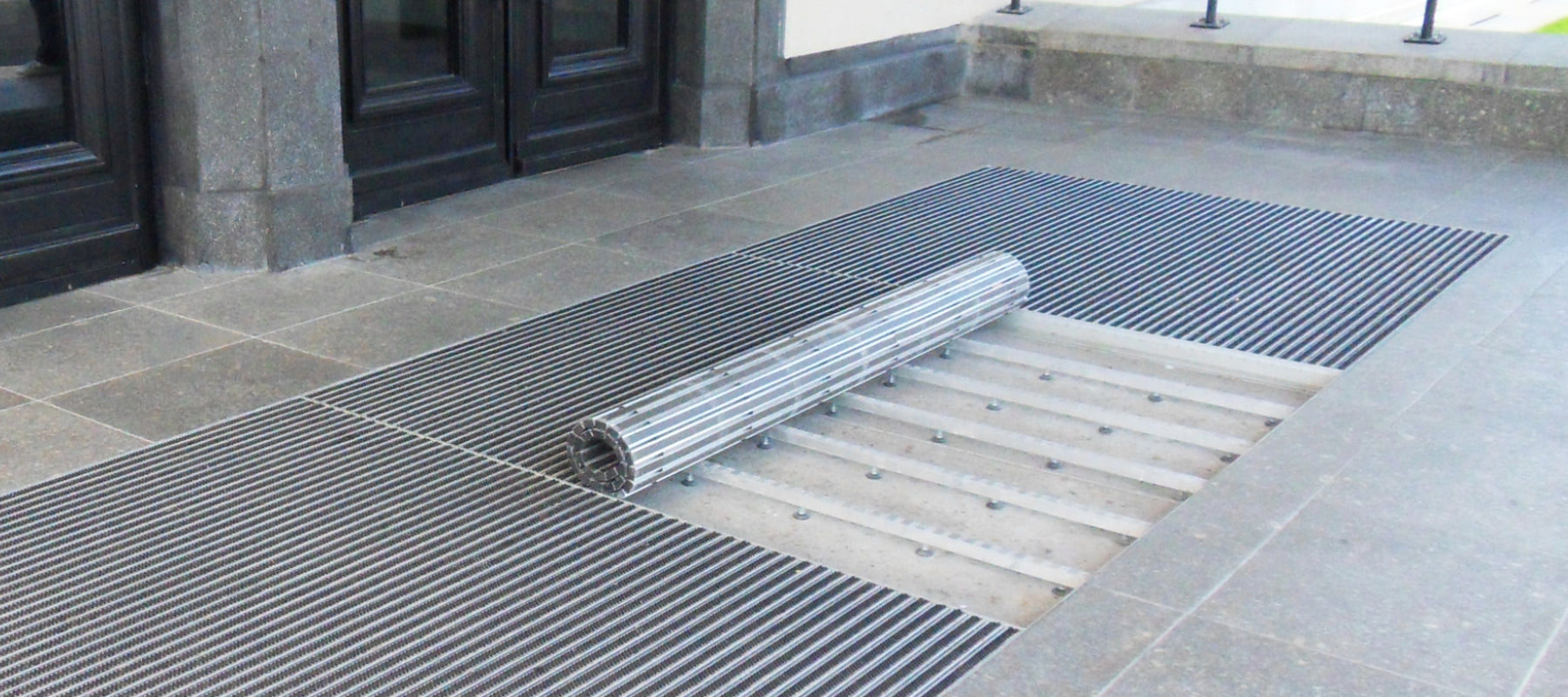 Aufgerolltes Fußmattensystem m Außenbereichs eines Geäudes