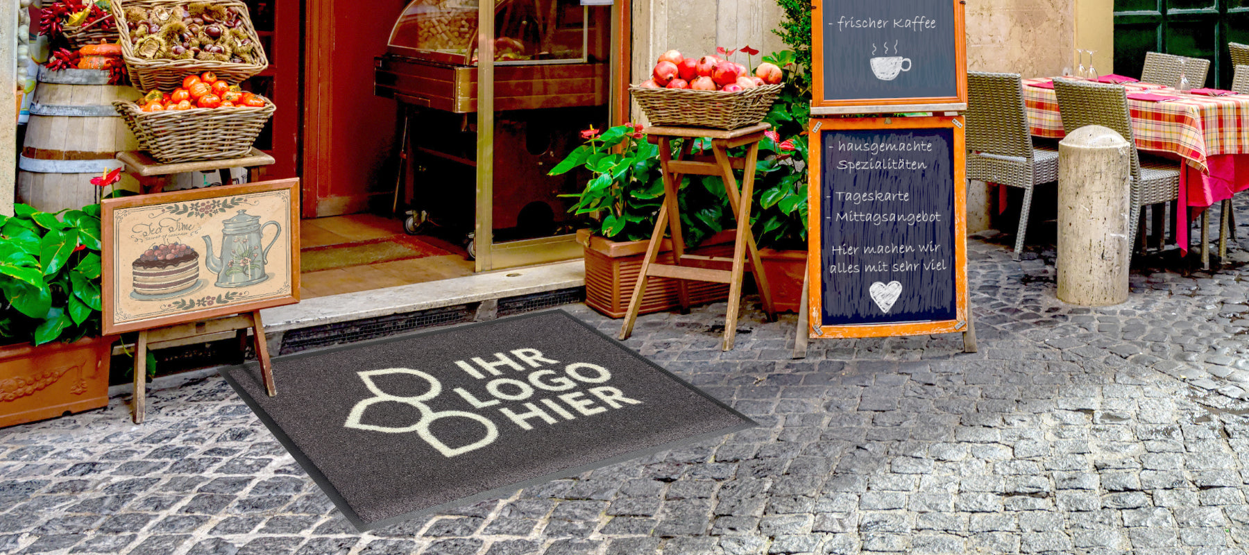 Outdoormatte mit Logodruck im Außenbereich eines Resturaunts