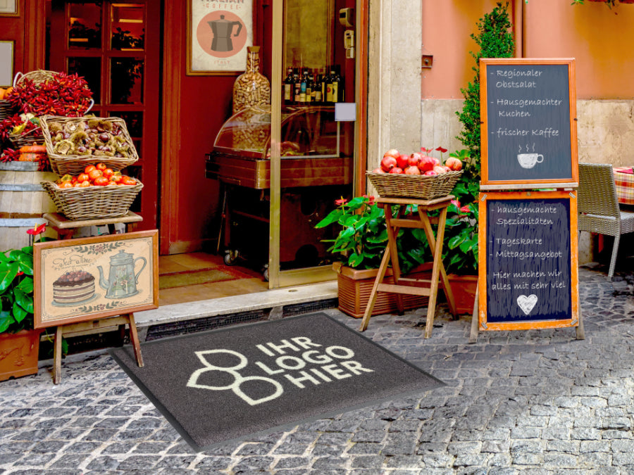 Outdoormatte mit IHR LOGO HIER Aufdruck im Außenbereich eines Resturaunts