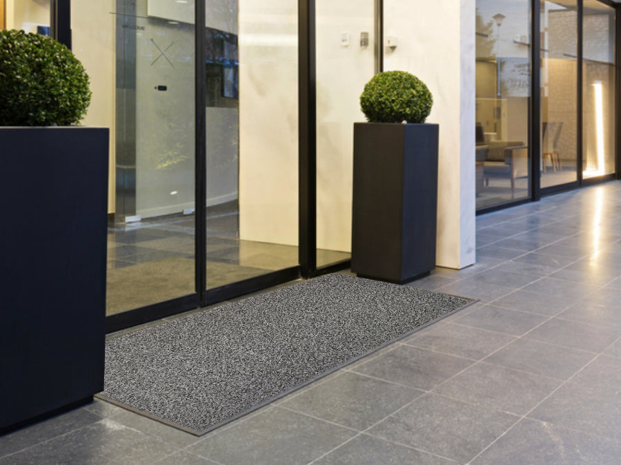 Outdoormatte vor Hoteleingang im Außenbereich aus ECONYL