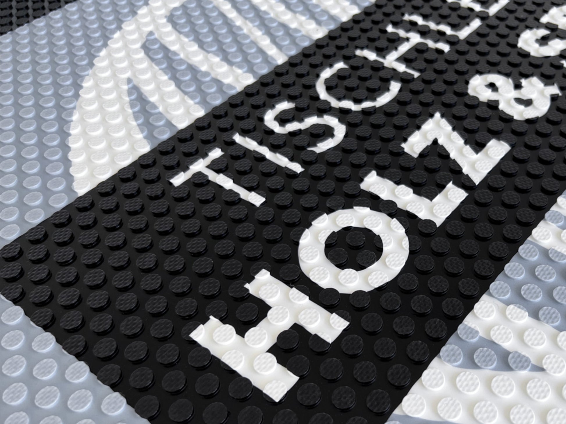Nahaufnahme der Gummi Fußmatte Safe mit genoppten Oberfläche und Bedruckung in schwarz, hellblau und weiß