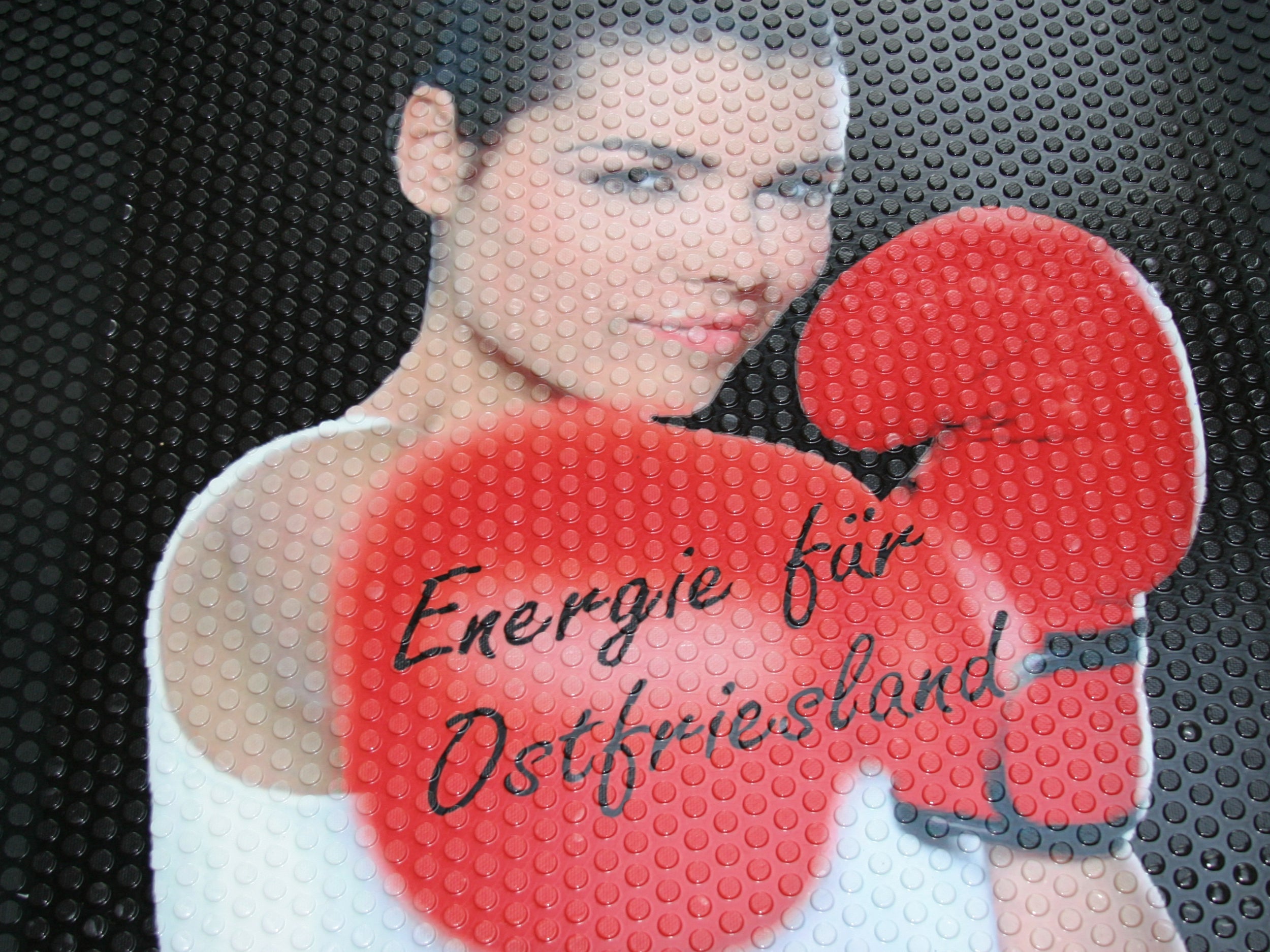 Nahaufnahme der Outdoormatte Safe mit genoppter Gummioberfläche und dem fotorealistischen Druckmotiv einer Frau mit roten Boxhandschuhen