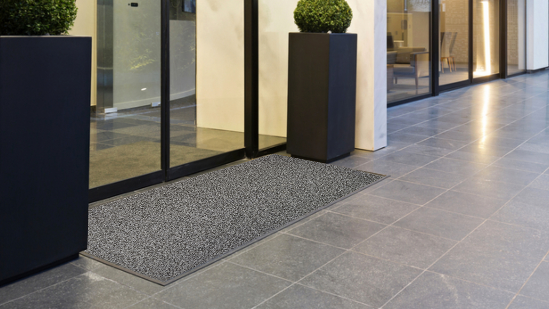 Oudoormatte mit recycletem Obermaterial vor Hoteleingang