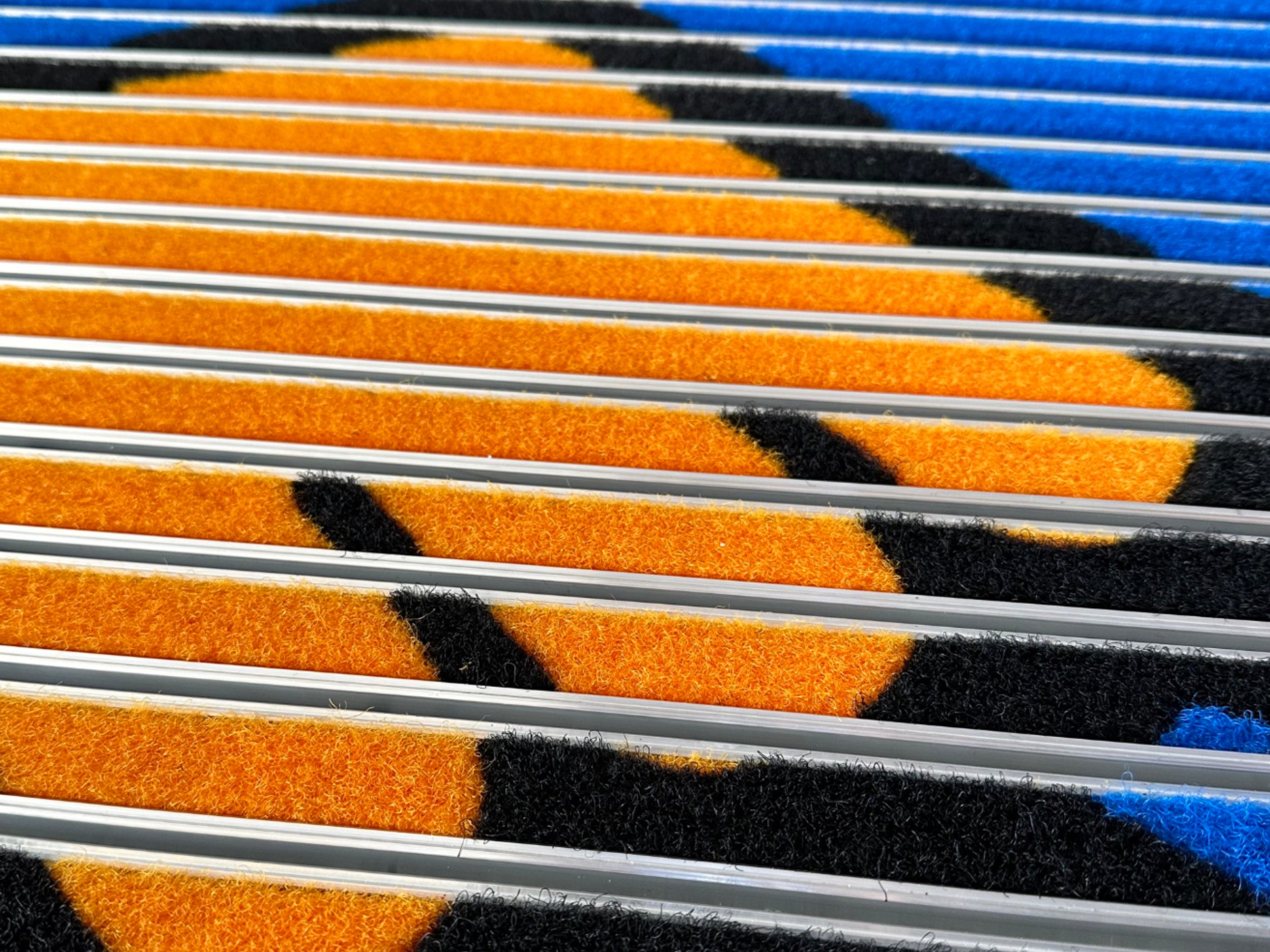 Personalisierte Aluprofilmatte mit Motiv in verschiedenen Farben im Detail