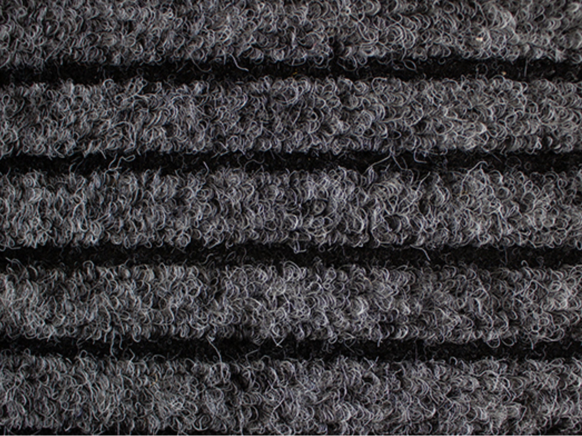 Nahaufnahme der Textur einer Fußmatte aus Rauhaarrips in Anthrazit