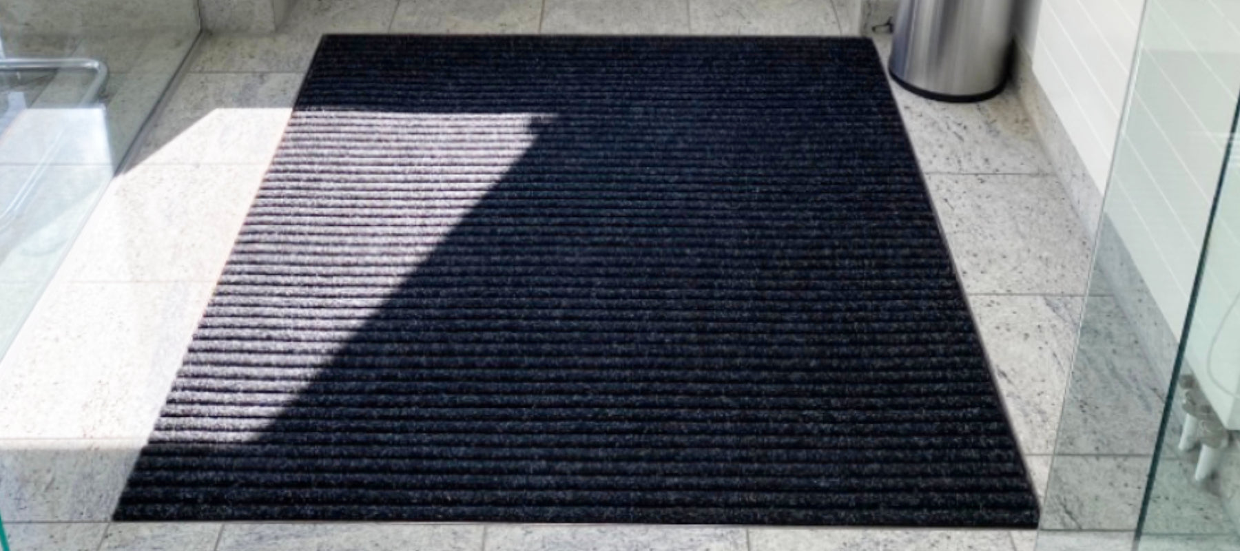Rauhaarripsmatte eingelassen im Eingangsbereich