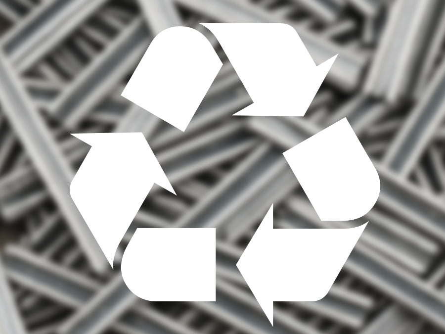 Recycling Logo auf verschwommenen Hintergrund aus ALuprofilen