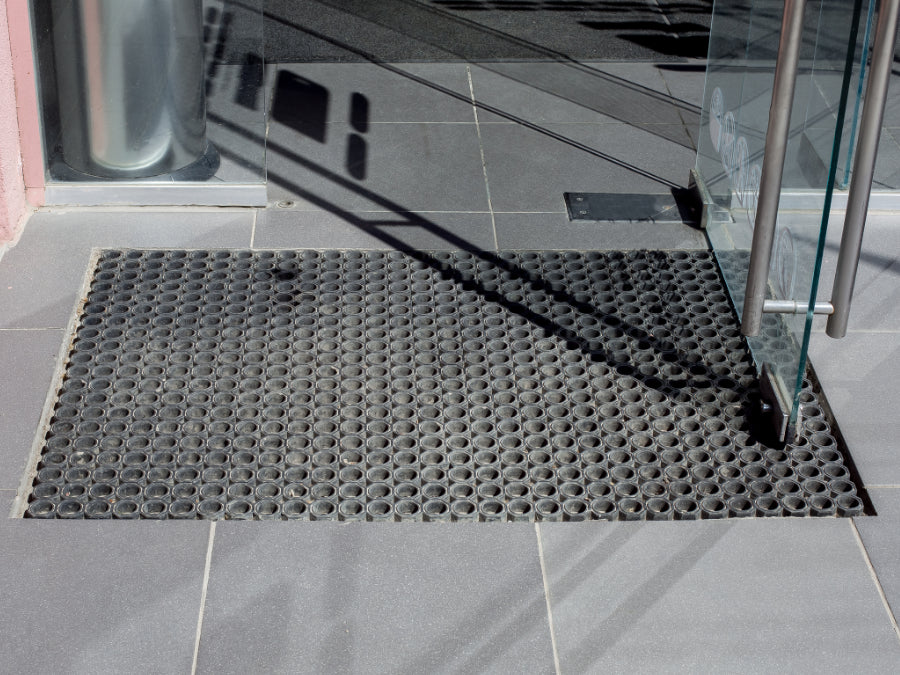 Ringgummimatte für den Außenbereich eingellassen vor Glastür