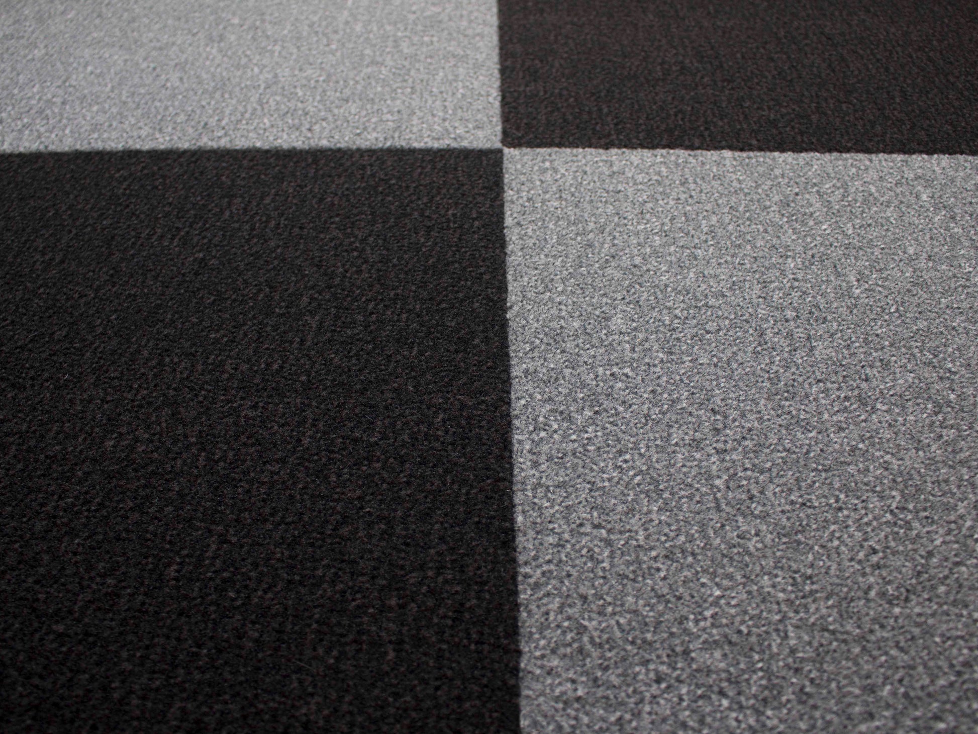 Schmutzfangmatte in Nahaufnahme in Schachbrettoptik in grau und schwarz