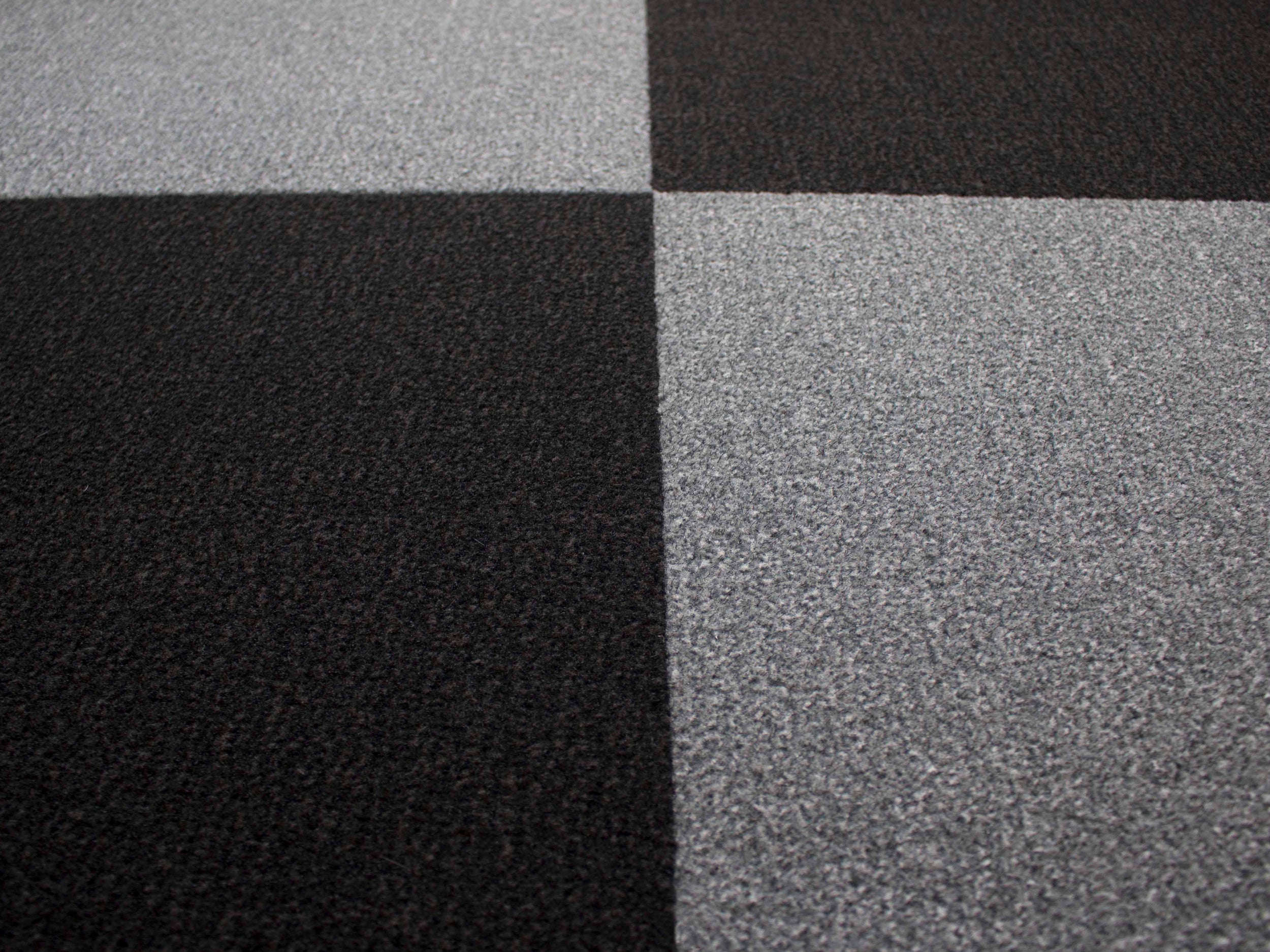 Schmutzfangmatte in Nahaufnahme in Schachbrettoptik in grau und schwarz