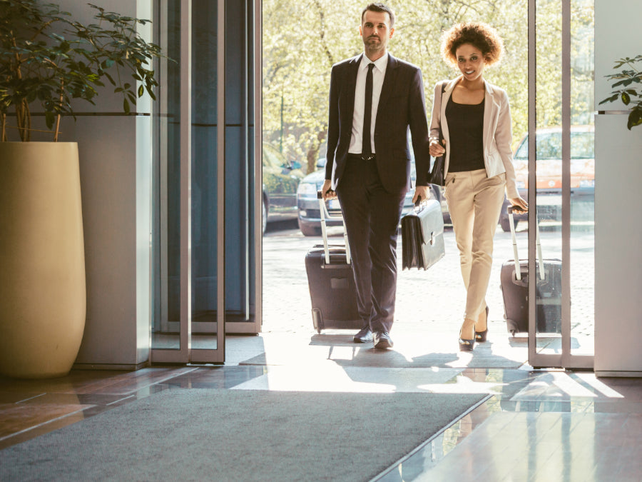 Sauberlaufmatte mit Recycling-Garn im Eingang eines Hotels