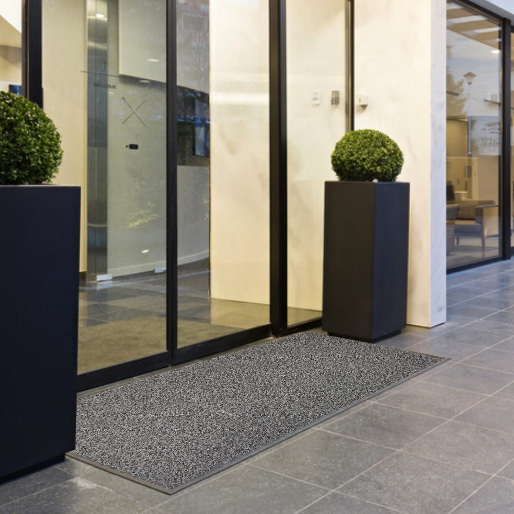 Recycling Sauberlaufmatte im Außenbereich eines Hotels