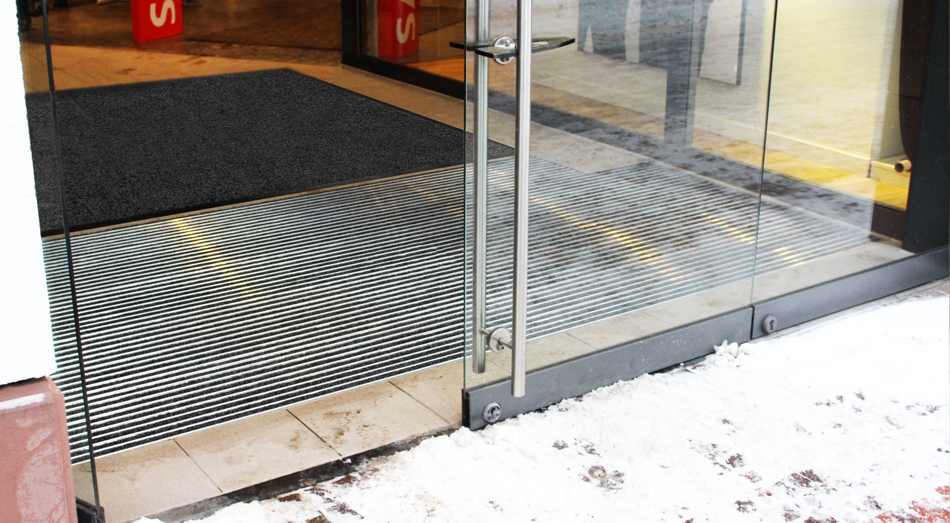 2 Zonen Sauberlaufzohe im Eingangsbereich im Winter